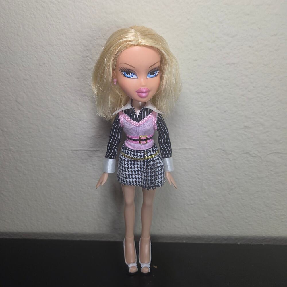 2008 Bratz World Familiez Sonya Doll Cloe's Big Sister with Full Outfit